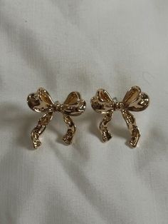 Cute bow earrings  These earrings are gold plated and won't tarnish Preppy Jewelry, Pretty Jewelry Necklaces, Jewelry Accessories Ideas, Bow Jewelry, Girly Accessories, Classy Jewelry, Jewelry Essentials, Jewelry Lookbook, Funky Jewelry