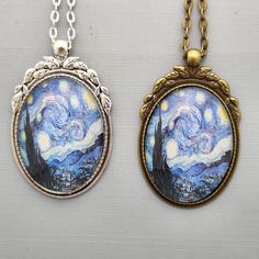 Collier nuit étoilée Vincent Van Gogh, pendentif dôme en verre fait main, cabochon en verre, lunette en argent, collier en laiton, célèbre collier d'art Vincent Van Gogh était un peintre postimpressionniste néerlandais. La nuit étoilée a été peinte en 1889 et est, à ce jour, très populaire. Cela fait partie d'une nouvelle ligne de bijoux Vincent Van Gogh. J'ai acheté les images à un autre vendeur Etsy, je les ai téléchargées et j'ai fabriqué le cabochon. Le cabochon en forme de dôme en verre mes Van Gogh Jewelry, Bezel Necklace, Art Necklaces, Post Impressionists, Famous Art, Vincent Van, Rain Drops, Glass Domes, Organza Bags