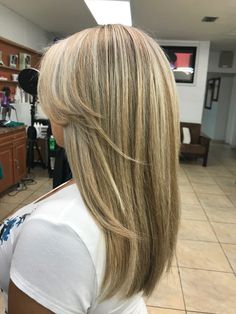 Light Ash Brown Hair Black Women, Blonde Balayage Black Women Natural Hair, Blonde Hair Without Roots, Blonde Highlights On Dark Skin, Blonde Balayage Black Women, Blonde Natural Hair, Hair With Blonde Highlights, Highlights Curly Hair, Honey Brown Hair