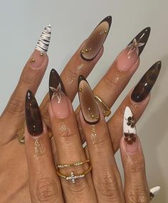 Cool Almond Nails Ideas, Nail Art Designs On Brown Skin, Cute Aesthetic Square Nails, Inspired Nails Vintage, Cool Gel X Nails, Boho Nails Square, Dark Nails Acrylic Design, Extra Almond Nails, Medium Almond Nails Fall