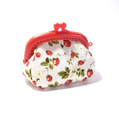 This is a plastics frame purse with cute strawberries pattern. The strawberries and the red frame are cute. Small,soft,and cute. approximate size Metal frame width：8.5cm（3.3inch） Height：6.5cm（2.6inch） Width：9cm（3.5inch） Depth：5cm（2inch） Cute Red Coin Purse For Daily Use, Cute Red Coin Purse For Gift, Strawberry Wallet, Strawberry Sandwich, Kiss Lock Purse, Embroidery Purse, Frame Purse, Cute Strawberry, Clip Wallet