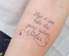 a woman with a tattoo on her arm that reads, hope e um pele da pera salas