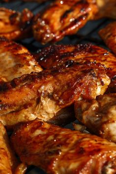 chicken wings are cooking on the grill