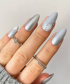 Best Winter Nails, Grey Christmas Nails, Christmas Snowflakes Nails, Winter Nail Art Designs, Winter Nail Ideas, Silver Nail Designs, Snowflake Nail, Nail Shimmer, Winter Nails Acrylic