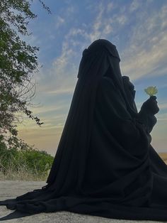 Niqab Photography Black, Burqa Aesthetic, Niqab Aesthetic, Hijab Dp, Islamic Kids Activities, Niqab Fashion, Girly Dp, Hijab Style Tutorial, Women Aesthetic