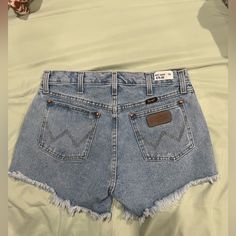 Brand New Wrangler High Waist Shorts Size 29 Medium Wash Denim Bottoms For Rodeo, Casual Medium Wash Bottoms For Rodeo, Casual Light Wash Bottoms For Rodeo, Casual Dark Wash Bottoms For Rodeo, Casual Blue Bottoms For Rodeo, Casual Bottoms With Pockets For Rodeo, Mid-rise Cotton Bottoms For Rodeo, Western Denim Bottoms For Summer, Blue Mid-rise Bottoms For Rodeo