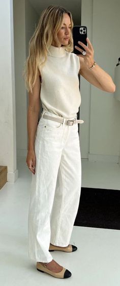 White Jeans Beige Top, White Jean Business Casual, White T Shirt Outfit Fall, Timeless European Fashion, White Jeans Outfit 2024, White Jeans Business Casual Outfit, White Jeans Summer Outfit, White Mom Jeans Outfit, Feminine Style Outfits