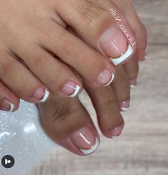 Pedi nails art.. White Toes With Gold Design, White French Tips Toes, White And Gold Toe Nails, White And Gold Pedicure, White French Toes, Gold French Tip Toes, Glitter French Pedicure, Pedicure Francesa