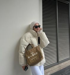 Hijabi Fashion Winter, Hijabi Winter Outfits, Winter Hijab Outfits, Winter Vacation Outfits, Snow Outfits, Japan Outfits, Puffer Jacket Outfit, Winter Travel Outfit