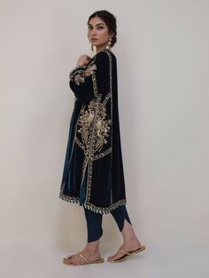 Velvet Dresses Outfit, Velvet Suit Design, Misha Lakhani, Gaun Fashion, Fancy Kurti, Beautiful Pakistani Dresses, Salwar Kamiz