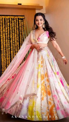 Haldi Dress For Bride, Mehendi Outfits For Bride, Haldi Dress Ideas, Haldi Outfit For Bride, Haldi Ceremony Outfit, Haldi Dress, Haldi Decor, Ceremony Dress