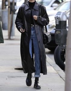 2000s Celebrity Fashion, 90s Celebrity Fashion, Trench Coat Street Style, South African Celebrities, Celebrity Style Men, Celebrity Fashion Fails, Celebrity Style Dresses, Celebrity Fashion Outfits, Models Style