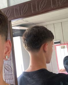 Mens Haircuts Thick Hair, Haircut Oval, Low Taper Fade Haircut, Mid Fade Haircut, Taper Fade Curly Hair, Short Fade Haircut, Curly Hair Fade, Men Haircut Curly Hair