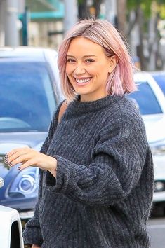 Hilary duff with her peachy hair bob. #bobcut #hairstyles #haircuts Hilary Duff Short Hair, Blonde Hair Ombre, Peach Hair Color, Hilary Duff Hair, Hair 2025, Peach Hair Colors, Kylie Jenner Hair, Pink Blonde Hair, New Hair Trends