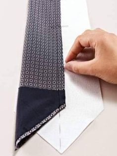 Tie Pattern Free, Sewing Men, Boy Sewing, Ties Mens Fashion, Beginner Sewing Projects Easy, Sewing Blogs