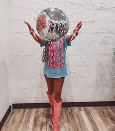 Country Graphic Tees Concert, Oversized Western Tee, Oversized Western Shirt Outfit, Cowgirl Graphic Tees, Western Oversized Tshirt, Western Graphic Tees Outfit, Western T Shirt Dress, Outfits For Rodeo, Disco Cowgirl Aesthetic