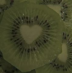 the inside of a kiwi fruit slice