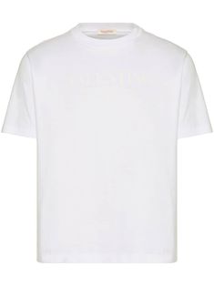 white cotton jersey texture logo print to the front crew neck short sleeves straight hem Classic White T-shirt With Logo Detail, Modern Short Sleeve T-shirt With Logo, White Relaxed Fit T-shirt With Logo, White Crew Neck T-shirt With Logo, White Logo T-shirt For Summer, White T-shirt With Logo Detail And Relaxed Fit, White T-shirt With Logo Detail, White Relaxed Fit T-shirt With Logo Detail, White Crew Neck Top With Front Logo