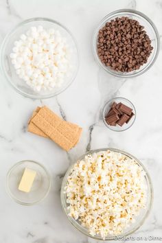 the ingredients to make this dessert include marshmallows, chocolate chips, and graham crackers