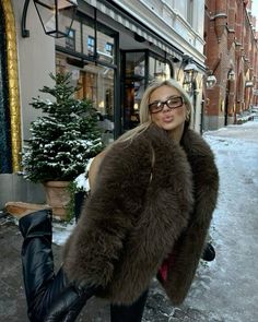 ❄️❄️❄️ Old Money Winter, Fur Coat Outfit, Chique Outfit, Classy Aesthetic, Fall Fits, Coat Outfits, 가을 패션, Professional Outfits, Mode Inspiration