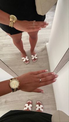 Visual Clothing, Wrist Jewelry, Nails Summer, Black Art Pictures, Daily Workout, Picture Poses, Girly Girl, Pretty Pictures, Gold Watch