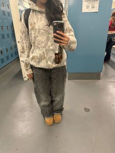 abercrombie-camo-hoodie Street Weather Outfits, Lab Day Outfit, Back To School Vintage Outfits, Cream Zip Up Outfit, Jeans With Jacket Outfit, Fly Fall Outfits, School Fits Highschool Fall, Hoodie Fits Aesthetic, Outfit Ideas Winter Casual Simple