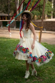 La diseñadora Micaela Llosa el día de su matrimonio luciendo el vestido que elaboró junto a Meche Correa. Un sueño!!!! Peruvian Culture, Vestido Charro, Mexican Quinceanera Dresses, Mexican Wedding Dress, Quinceanera Ideas, Beach Bridal, Frou Frou