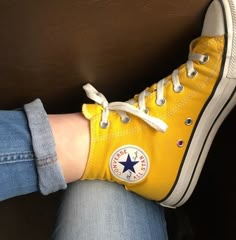 converse, yellow, and aesthetic image Boty Converse, Yellow Converse, Hufflepuff Aesthetic, Mode Shoes, Minako Aino, Kenma Kozume, Yellow Aesthetic, Converse Sneakers