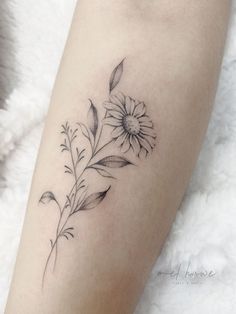 Daisy Tattoo Wildflower Leg Tattoo, Feminine Shoulder Tattoos, Ankle Tattoo Ideas, Daisy Flower Tattoos, Butterfly Tattoos On Arm, Underboob Tattoo Designs, Pocket Watch Tattoos