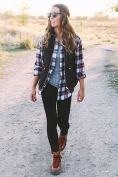 Womens Flannel Shirt Outfits, Flannel Shirt Outfit Women, Flannel Fall Outfits, Fall Outfits Flannel, Bonfire Outfit, Flannel Outfits Fall, Flannel Shirt Outfit, Plaid Shirt Outfits, Cute Hiking Outfit