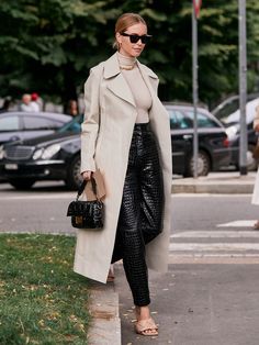 Bottega Lido Outfit, Bottega Veneta Lido Sandals Outfit, Fendi Baguette Street Style, Fendi Baguette Outfit, Pernille Teisbaek, 2020 Street Style, Leather Outfits, Street Style Spring, Zara Bodysuit