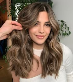 Long Dark Brown Hair With Babylights, Brown Blonde Hair Inspiration, Light Brown Hair With Shadow Root, Sunkissed Light Brown Hair, Single Hair Color Ideas, Light Brown Hair Makeup, Chocolate Brown Hair With Blonde Highlights, Dark Root Balayage Brunettes, Types Of Highlights For Hair