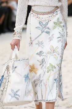 CHANEL RTW SS 2019  Chanel  ChanelByTheSea  ChanelSpringSummer 2019  SS19  KarlLagerfeld   Visit  L h  ritage de Coco Chanel  espritdegabrielle #kadıngiyim #kadınmoda #kombin #yazkombinleri Detail Couture, Mode Chanel, Chanel Couture, Chanel Spring, Ținută Casual, Moda Vintage, 가을 패션, Couture Collection, Mode Inspiration