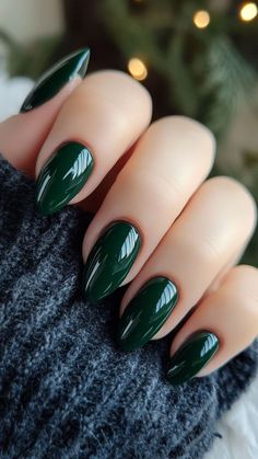 Green Christmas Nails Almond Shape, Forest Green Dip Nails, Forest Green Nail Art, Dark Green Nails Fall, Round Nails Fall Colors, November Nails Green, Coffin Emerald Green Nails, Nail Winter Ideas, Dark Green Halloween Nails