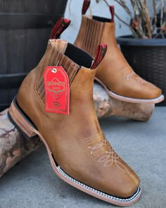 Botines Charros para Hombre de Cuero Vacuno Grasso de Primera Calidad    Confeccionados a mano por Maestros Artesanos    Fina Piel de Cuero Vacuno Nobuck de Calidad Premium  Color: Miel Acabado Grasso  Horma: Punta Cuadrada  Suela de Vaqueta  Ancho: EE  Tacon de 1.5" pulgadas de alto  Marca: Quincy Boots  Made in Mexico    PARA VENTA EXCLUSIVA EN LOS USA   Modelo: Q82BP5451 Men’s Cowboy Boots, Country Boots Outfit, Best Cowboy Boots, Roper Cowboy Boots, Cowboy Shoes, Men’s Boots, Mens Cowboy Boots