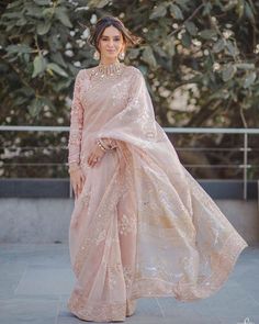 Shibani Dandekar, Engagement Dress For Bride, Engagement Saree, Reception Saree, Indian Bridesmaid Dresses, Sarees For Girls, Anamika Khanna, Fancy Sarees Party Wear, Indian Saree Blouses Designs