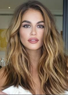 Kaia Gerber Hair Blonde, Gisele Hair Color, Caramel Glaze Hair, Kai Gerber Hair, Light Golden Brown Highlights, Kaia Gerber Hair, Gisele Hair, Hair Color 2024, Babylights Hair