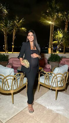 Formal Wear For Pregnant Women, Pregnant Women Work Outfits, Pregnant Black Tie Dress, Maternity Business Outfits, Sofia Richie Maternity Style, Blazer Outfit Pregnant, Corporate Pregnancy Outfit, Victoria Beckham Pregnant