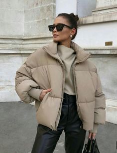 Winter Bubble, Vinter Mode Outfits, Beige Puffer Jacket, Beige Puffer, Fashion Stand, Parka Women, Khaki Jacket, Looks Chic