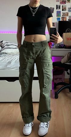 Olive Green Cargo Pants Outfit, Style Green Cargo Pants, Cargo Pants Outfit Summer, Cargo Outfits Women, Olive Pants Outfit, Green Cargo Pants Outfit, Tomboy Stil, Olive Green Cargo Pants