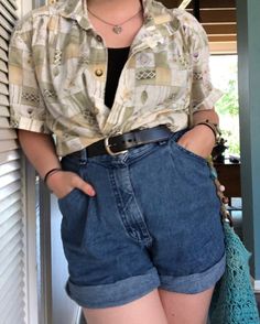 Shorts With Belt Summer Outfits, 80s Shorts Women, Vintage Denim Shorts Outfit, 80s Jean Shorts Outfit, 70s Summer Outfits Shorts, Vintage Summer Outfits Women, 80s Mom Fashion, 80s Summer Outfits Vintage, Summer Outfits 80s Style