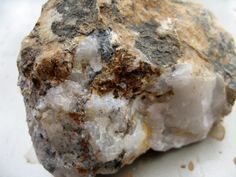 6 Rocks That Contain Gold (How To Tell if a Rock Has Gold In It) Quartz Rocks Raw, Rocks Worth Money, Rachel’s Rocks Canada, Rock Cleaning, Identifying Rocks, Rock Identification Pictures, Geology Rocks Mineral