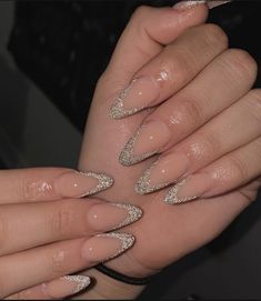 Silver Prom Nails Almond, Glamorous Nails Designs Classy, Silver Homecoming Nails, Silver Nail Ideas For Prom, Glitter Almond Acrylic Nails, Prom Nails Almond, Nails For Formal Event, Nail Trends Winter, Silver Prom Nails