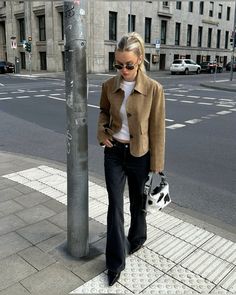 Long Coat Winter Outfit Women, Jackets Fall 2024, Suede Outfit 2024, Autumn Jacket Outfit, Autumn Outfits Stockholm, Suede Outfit Women, Winter Coat 2024, September Outfits 2024