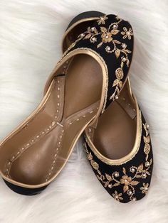 Balerinas Shoes, Traditional Jutti, Pakistani Shoes, Black Lover, Running Design, Indian Shoes, Heels Aesthetic, Latest Bridal Dresses, Punjabi Jutti