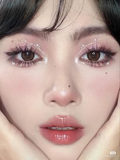 Makeup Aesthetic Douyin Makeup Tutorial Easy, Douyin Make Up, Maquillaje Douyin, Eye Tut, Holiday Eye Makeup, Makeup Coquette, Makeup Douyin, Sparkly Eyeshadow, Girly Makeup