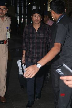 Sachin Tendulkar Spotted At Mumbai Airport Arrival - Gallery

 #SachinTendulkar #Mumbai #Airport