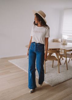 High rise Flared jeans Belt loop Two pockets on the front and the back of the pants Two buttons on the front If you are in between two sizes, choose the size below Sizes : XS/S/M/L/XL XS (US 2) : Length 44.9 in – Width 13.4 in S (US 4) : Length 45.3 in – Width 14.2 in M (US 6) : Length 45.7 in – Width 15 in L (US 8) : Length 46.1 in – Width 15.7 in XL (US 10) : Length 46.5 in – Width 16.5 in The model is 5'6 and wears a size XS for her size 2-4 Contexture : 70% cotton - 28% polyester - 2% elasta Jeans Belt, Jean Belts, Jeans Mom, Designer Jeans, Flared Jeans, Couture Collection, Fall Winter Outfits, European Fashion, Bell Bottom Jeans