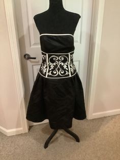 This nice vintage 90s 2000 Jessica McClinrock black strapless with corset like waistband with white embroidery on it full skirt party cocktail dress comes to you in a size 10. As you can see perfect for a black n white ball- pls compare the measurements I give you to those in your closet. Black Strapless Dress With Lined Fitted Bodice, Black Strapless Dress With Fitted Lined Bodice, Black Fitted Strapless Dress With Boned Bodice, Fitted Black Strapless Dress With Corset Back, Black Cocktail Corset With Lined Bodice, Black Strapless Dress With Corset Back, Black Strapless Dress For Prom With Lined Bodice, Black Strapless Corset For Prom, Party Black Strapless Dress With Lined Bodice