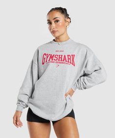 GÖNN DIR DAS GEWISSE EXTRA  Diese Kollektion verleiht deinem Training (und dir) garantiert das gewisse Extra.  • „Gymshark Lifting Essentials“-Print • Weiches, gebürstetes Innenfleece, damit du’s warm und gemütlich hast • Der Aufdruck wurde speziell designt, um im Laufe der Zeit „rissig“ zu werden und einen Vintage-Look zu erhalten.   GRÖSSE & PASSFORM • Oversized Fit • Das Model ist 1.75 m groß und trägt Größe S  MATERIAL & PFLEGE • 80 % Baumwolle, 20 % Polyester  Artikelnummer: B8A3Z-GBCN Monogram Pullover, Gymshark Women, Trendy Shorts, Original Clothes, Gym Shorts, Oversized Sweatshirt, Casual Hoodie, Women Pullover, Gym Outfit